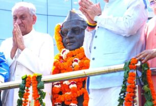 मुख्यमंत्री पुष्कर सिंह धामी ने एमडीडीए कॉम्प्लेक्स में स्व. हेमवती नंदन बहुगुणा की 107वीं जयंती पर उनकी प्रतिमा पर माल्यार्पण कर श्रद्धांजलि दी।