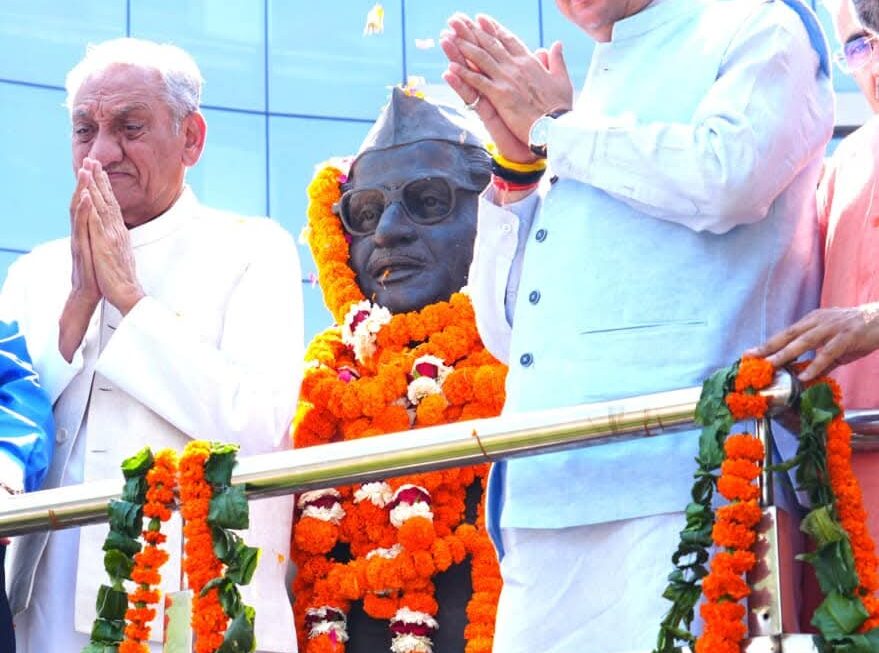 मुख्यमंत्री पुष्कर सिंह धामी ने एमडीडीए कॉम्प्लेक्स में स्व. हेमवती नंदन बहुगुणा की 107वीं जयंती पर उनकी प्रतिमा पर माल्यार्पण कर श्रद्धांजलि दी।