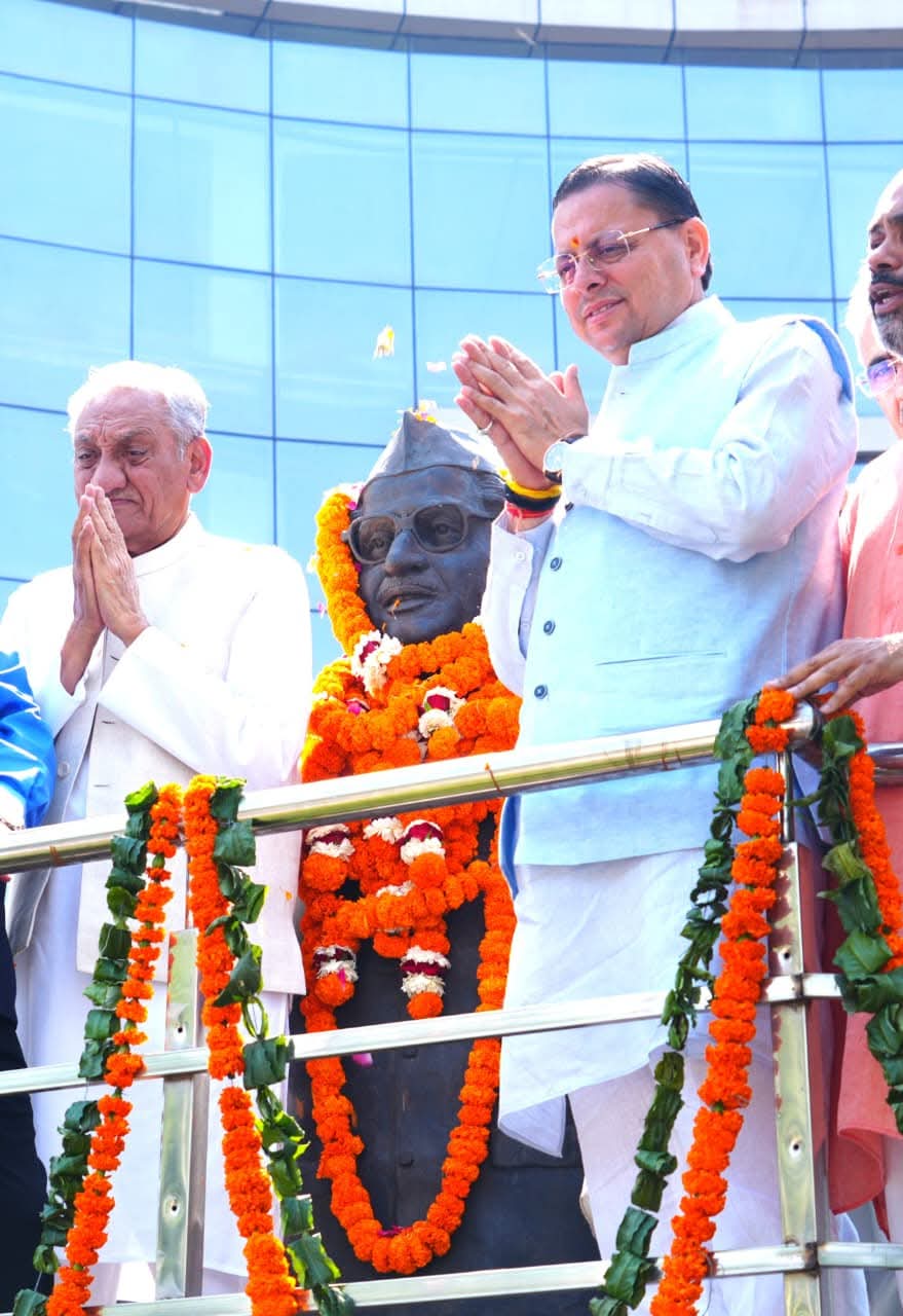 मुख्यमंत्री पुष्कर सिंह धामी ने एमडीडीए कॉम्प्लेक्स में स्व. हेमवती नंदन बहुगुणा की 107वीं जयंती पर उनकी प्रतिमा पर माल्यार्पण कर श्रद्धांजलि दी।