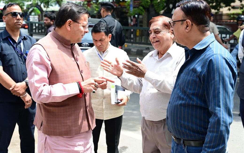 सीएम हेल्पलाइन पर दर्ज शिकायत की पड़ताल करने खुद मौके पर पहुंचे मुख्यमंत्री पुष्कर सिंह धामी