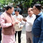 सीएम हेल्पलाइन पर दर्ज शिकायत की पड़ताल करने खुद मौके पर पहुंचे मुख्यमंत्री पुष्कर सिंह धामी