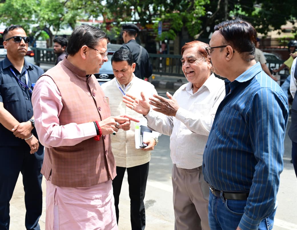 सीएम हेल्पलाइन पर दर्ज शिकायत की पड़ताल करने खुद मौके पर पहुंचे मुख्यमंत्री पुष्कर सिंह धामी