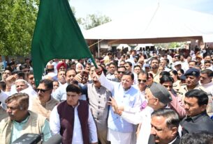 मुख्यमंत्री पुष्कर सिंह धामी ने ऋषिकेश से चार धाम जाने वाली बसों को हरी झंडी दिखाकर किया रवाना