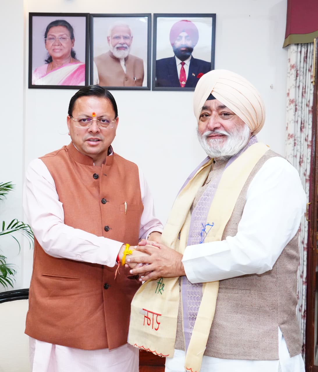 मुख्यमंत्री पुष्कर सिंह धामी से गुरुद्वारा श्री हेमकुंट साहिब प्रबंधन ट्रस्ट के अध्यक्ष नरेंद्र जीत सिंह बिंद्रा ने भेंट की।