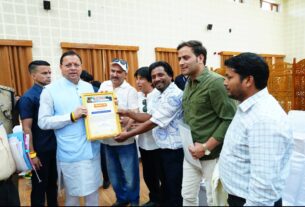 मुख्यमंत्री पुष्कर सिंह धामी ने मुख्य सेवक सदन में  प्रदेशभर से आए नागरिकों की समस्याएं सुनीं।