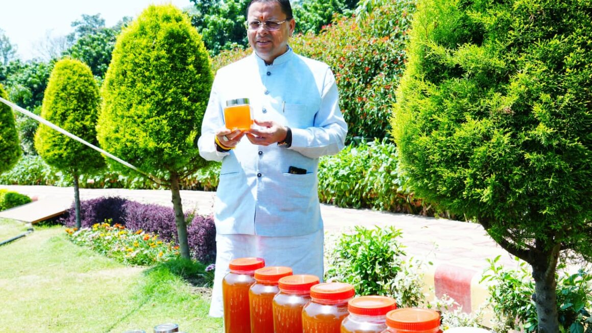 मुख्यमंत्री पुष्कर सिंह धामी ने शहद निकालने की प्रक्रिया का अवलोकन किया।