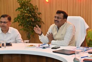 मुख्य सचिव आनन्द बर्द्धन ने देहरादून में विद्युत लाईनों की अंडरग्राउण्ड केबलिंग को लेकर ऊर्जा विभाग एवं जिलाधिकारी देहरादून के साथ महत्वपूर्ण बैठक की।