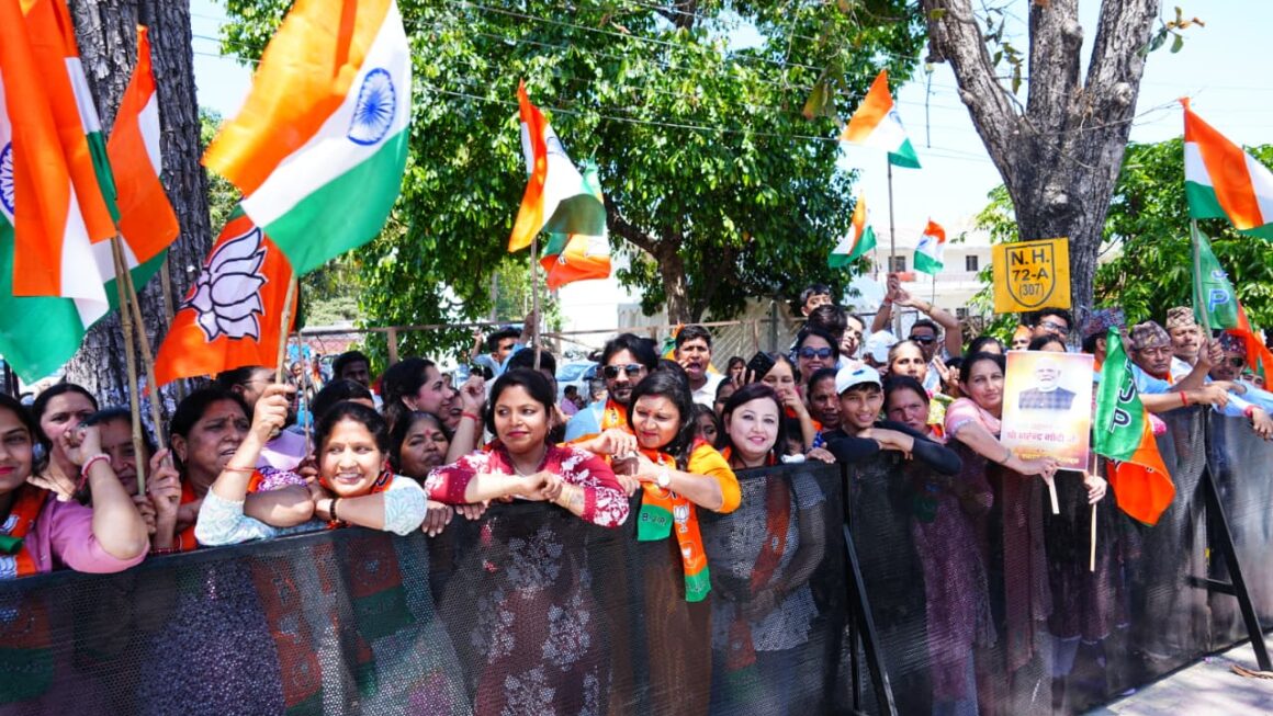 देवभूमि में प्रधानमंत्री का भव्य स्वागत, 12 किमी लंबे रोड शो में बड़ी संख्या में उमड़े लोग, प्रधानमंत्री मोदी ने कहा, देवभूमि से मिलती है ऊर्जा