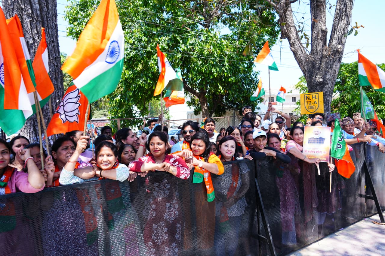 देवभूमि में प्रधानमंत्री का भव्य स्वागत, 12 किमी लंबे रोड शो में बड़ी संख्या में उमड़े लोग, प्रधानमंत्री मोदी ने कहा, देवभूमि से मिलती है ऊर्जा