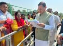 लोहियाहेड हेलीपैड पर सीएम धामी ने जनप्रतिनिधियों से संवाद किया।