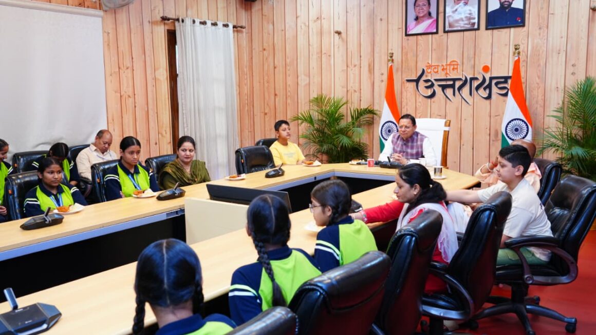 मुख्यमंत्री पुष्कर सिंह धामी ने बालिकाओं के साथ प्रधानमंत्री के मन की बात के 134 वें संस्करण को सुना