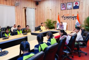 मुख्यमंत्री पुष्कर सिंह धामी ने बालिकाओं के साथ प्रधानमंत्री के मन की बात के 134 वें संस्करण को सुना