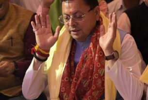 मुख्यमंत्री पुष्कर सिंह धामी नगाण गांव में आयोजित श्रीमद्भागवत कथा में हुए सम्मिलित