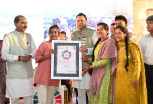 एसडीजी एचीवर्स अवार्ड समारोह में मुख्यमंत्री पुष्कर सिंह धामी शामिल हुए।