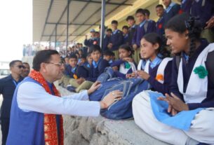 मुख्यमंत्री पुष्कर सिंह धामी ने देवीधुरा में छात्र-छात्राओं से किया संवाद, उज्ज्वल भविष्य की दी शुभकामनाएं