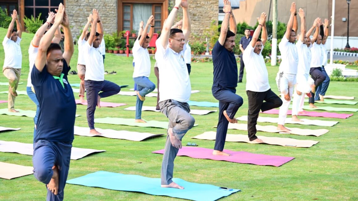 अंतरराष्ट्रीय योग दिवस के उपलक्ष्य में मुख्यमंत्री ने अधिकारियों एवं कर्मचारियों के साथ किया योगाभ्यास।