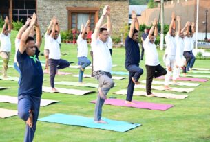 अंतरराष्ट्रीय योग दिवस के उपलक्ष्य में मुख्यमंत्री ने अधिकारियों एवं कर्मचारियों के साथ किया योगाभ्यास।
