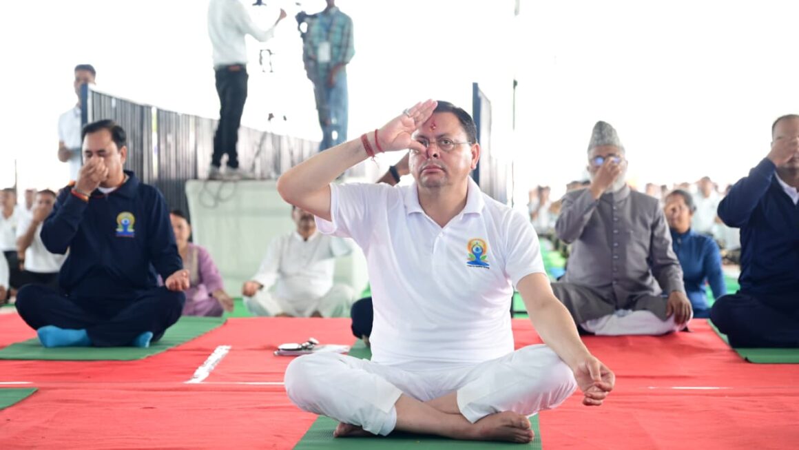 मुख्यमंत्री पुष्कर सिंह धामी ने बनबसा में किया सामूहिक योगाभ्यास, योग को दैनिक जीवन का हिस्सा बनाने का किया आह्वान