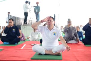 मुख्यमंत्री पुष्कर सिंह धामी ने बनबसा में किया सामूहिक योगाभ्यास, योग को दैनिक जीवन का हिस्सा बनाने का किया आह्वान