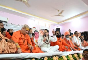 मुख्यमंत्री पुष्कर सिंह धामी ने हरि सेवा आश्रम में आयोजित श्रीमद्भागवत कथा एवं संत सम्मेलन में शामिल होकर संत-महात्माओं का किया सम्मान।