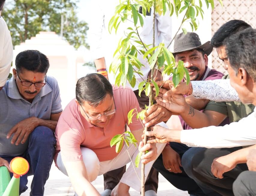 एक पेड़ मां के नाम अभियान के तहत पौधरोपण एवं स्वच्छता का संदेश
