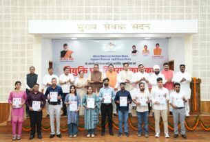 मुख्यमंत्री धामी ने शहरी विकास, कौशल विकास और पशुपालन विभाग के चयनित अभ्यर्थियों को नियुक्ति पत्र सौंपे।