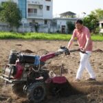 मुख्यमंत्री धामी ने खेत में चलाया टिलर, पारंपरिक कृषि और जैविक खेती को बढ़ावा देने का दिया संदेश