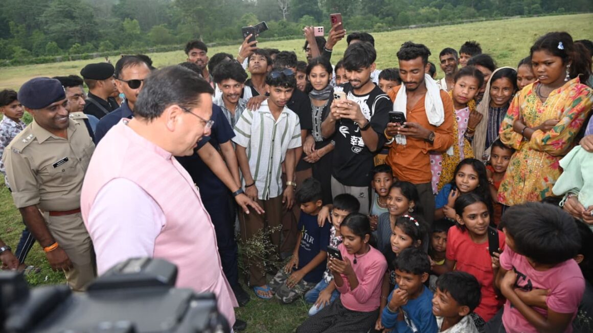 मुख्यमंत्री पुष्कर सिंह धामी को अपने बीच पाकर बच्चे हुए उत्साहित, जमकर खिंचवाईं तस्वीरें