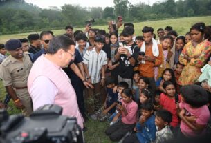 मुख्यमंत्री पुष्कर सिंह धामी को अपने बीच पाकर बच्चे हुए उत्साहित, जमकर खिंचवाईं तस्वीरें