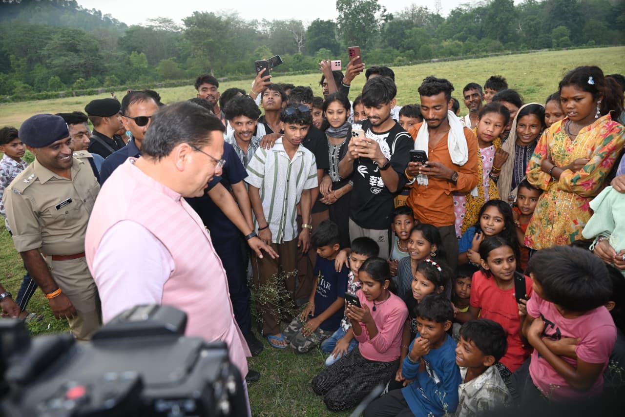 मुख्यमंत्री पुष्कर सिंह धामी को अपने बीच पाकर बच्चे हुए उत्साहित, जमकर खिंचवाईं तस्वीरें