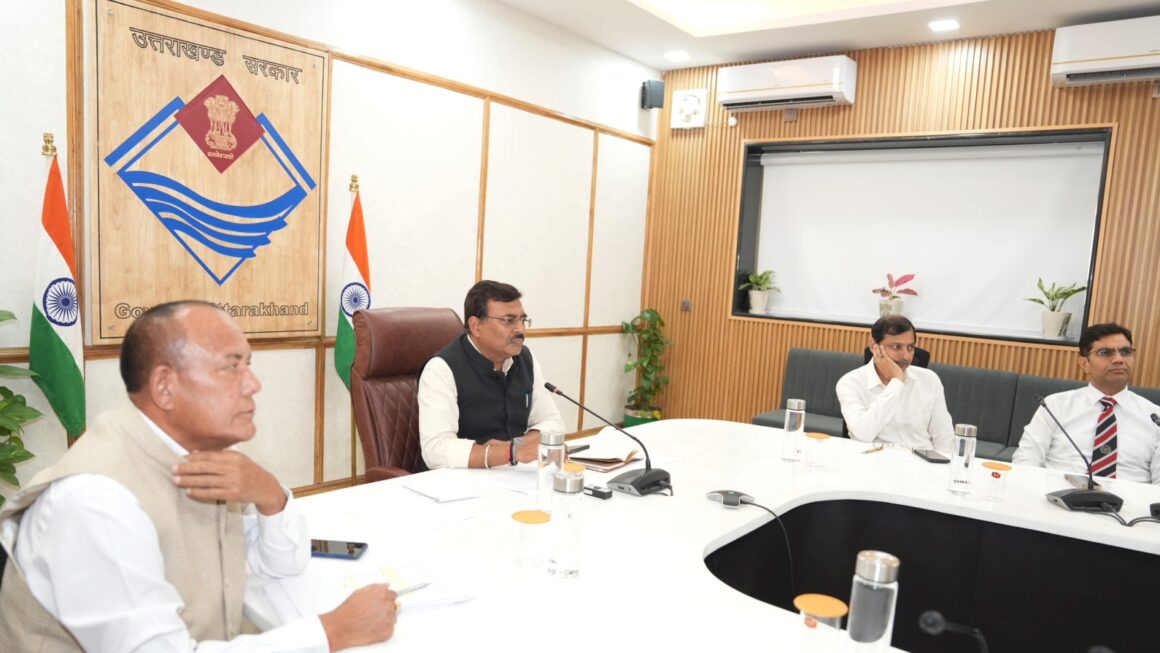 मुख्य सचिव आनन्द बर्द्धन ने जिलाधिकारियों के साथ वीडियो कॉन्फ्रेंसिंग के माध्यम से बैठक ली।