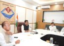 मुख्य सचिव आनन्द बर्द्धन ने जिलाधिकारियों के साथ वीडियो कॉन्फ्रेंसिंग के माध्यम से बैठक ली।
