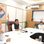 मुख्य सचिव आनन्द बर्द्धन ने जिलाधिकारियों के साथ वीडियो कॉन्फ्रेंसिंग के माध्यम से बैठक ली।