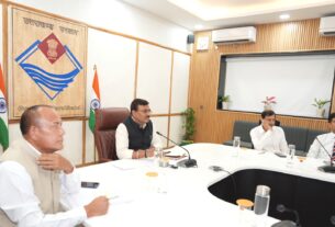 मुख्य सचिव आनन्द बर्द्धन ने जिलाधिकारियों के साथ वीडियो कॉन्फ्रेंसिंग के माध्यम से बैठक ली।