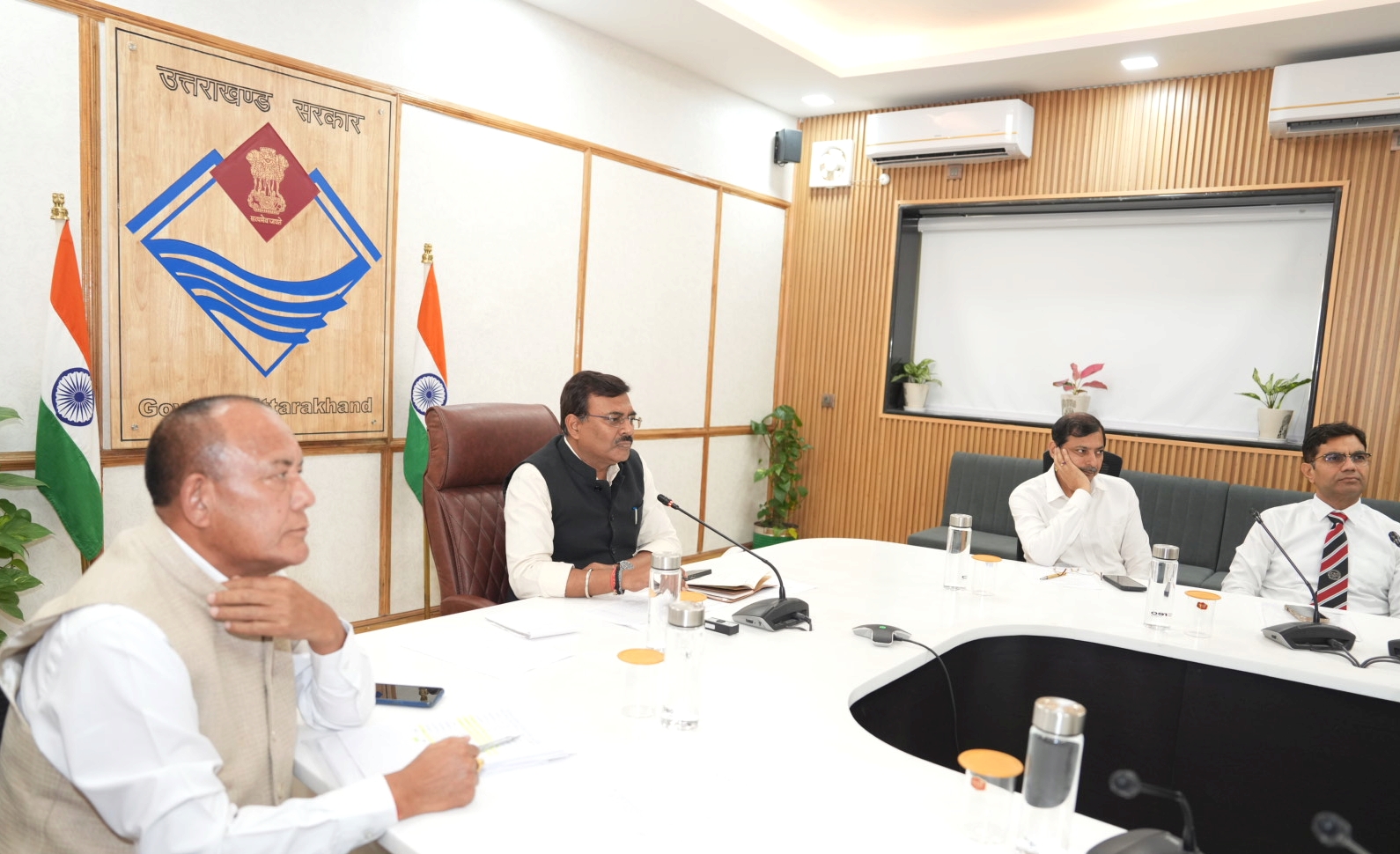 मुख्य सचिव आनन्द बर्द्धन ने जिलाधिकारियों के साथ वीडियो कॉन्फ्रेंसिंग के माध्यम से बैठक ली।