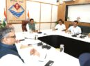 मुख्य सचिव आनन्द बर्द्धन ने जिलाधिकारियों के साथ वीडियोकॉन्फ़्रेंसिंग के माध्यम से विभिन्न बिंदुओं पर चर्चा कर महत्त्वपूर्ण दिशा निर्देश दिए।