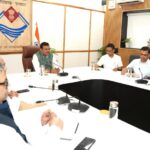 मुख्य सचिव आनन्द बर्द्धन ने जिलाधिकारियों के साथ वीडियोकॉन्फ़्रेंसिंग के माध्यम से विभिन्न बिंदुओं पर चर्चा कर महत्त्वपूर्ण दिशा निर्देश दिए।