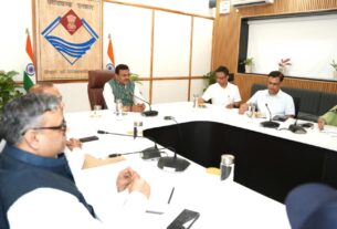 मुख्य सचिव आनन्द बर्द्धन ने जिलाधिकारियों के साथ वीडियोकॉन्फ़्रेंसिंग के माध्यम से विभिन्न बिंदुओं पर चर्चा कर महत्त्वपूर्ण दिशा निर्देश दिए।