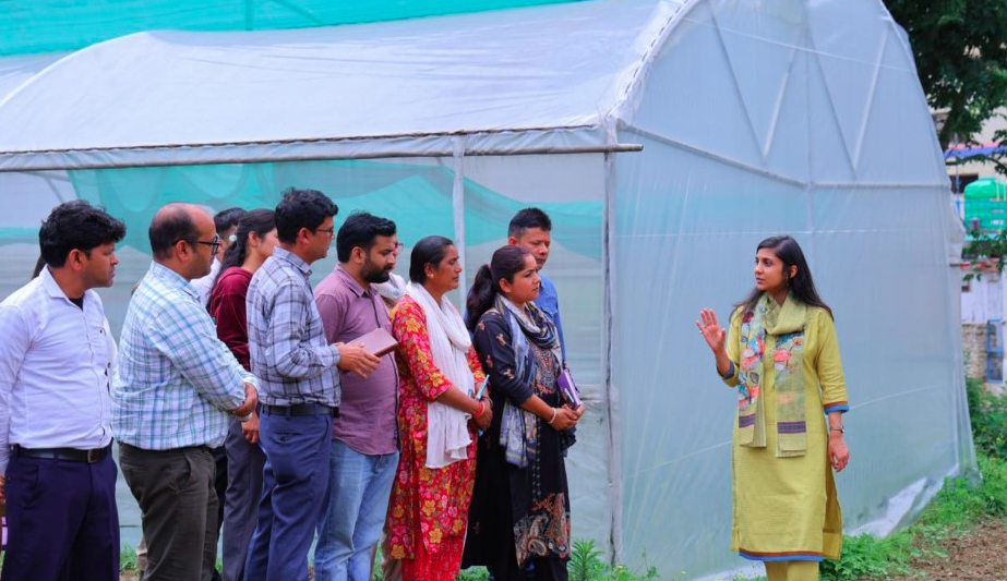 कोट और देवल में फूलों व सब्जियों की खेती से बदलेगी ग्रामीण अर्थव्यवस्था- जिलाधिकारी