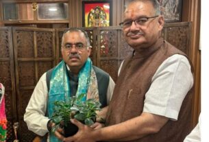भाजपा के राष्ट्रीय महामंत्री तरुण चुघ से मिले कैबिनेट मंत्री गणेश जोशी