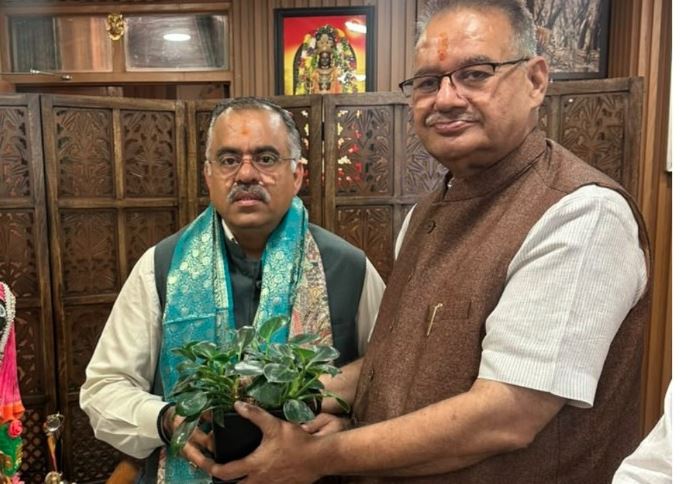 भाजपा के राष्ट्रीय महामंत्री तरुण चुघ से मिले कैबिनेट मंत्री गणेश जोशी