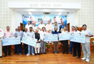 उत्तराखण्ड स्वच्छ गतिशीलता परिवर्तन नीति-के तहत 06 लाभार्थियों को सब्सिडी चेक किए प्रदान