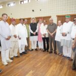 मुख्यमंत्री पुष्कर सिंह धामी से पूर्व विधायकों ने की शिष्टाचार भेंट, सर्वाधिक कार्यकाल के लिए दी बधाई