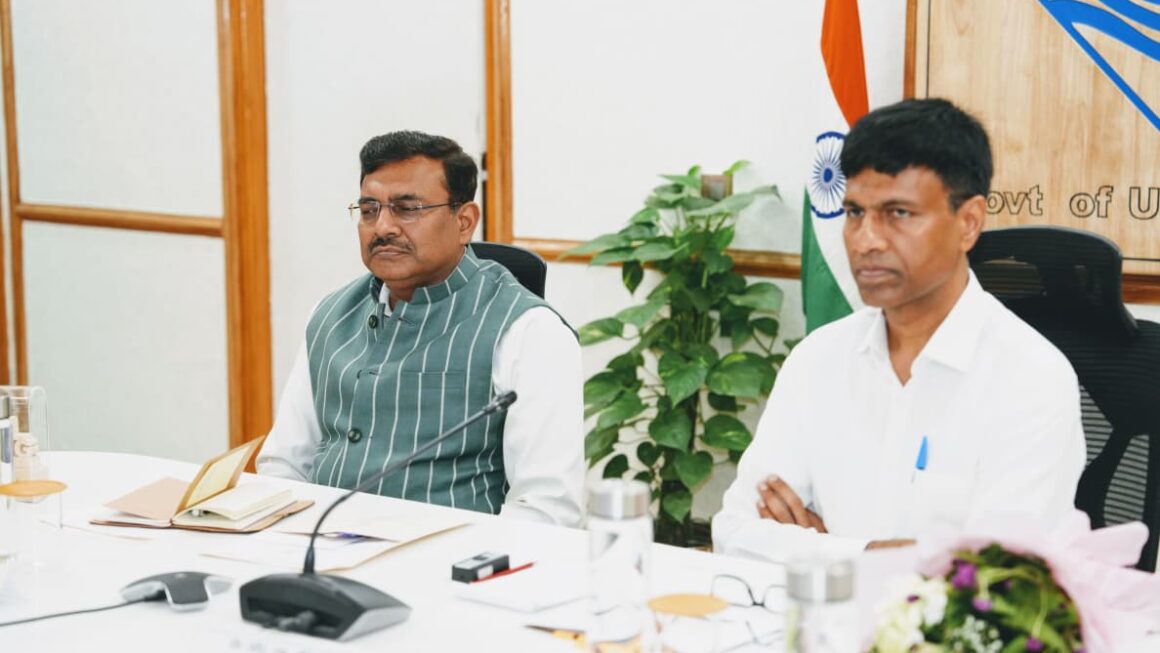 मुख्य सचिव आनन्द बर्द्धन ने उत्तराखण्ड दौरे पर आए नीति आयोग के सदस्य डॉ. एम. श्रीनिवास एवं उनकी टीम का पुष्प गुच्छ देकर किया स्वागत।