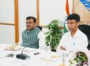 मुख्य सचिव आनन्द बर्द्धन ने उत्तराखण्ड दौरे पर आए नीति आयोग के सदस्य डॉ. एम. श्रीनिवास एवं उनकी टीम का पुष्प गुच्छ देकर किया स्वागत।