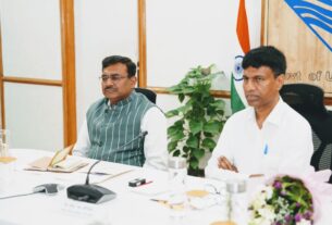 मुख्य सचिव आनन्द बर्द्धन ने उत्तराखण्ड दौरे पर आए नीति आयोग के सदस्य डॉ. एम. श्रीनिवास एवं उनकी टीम का पुष्प गुच्छ देकर किया स्वागत।