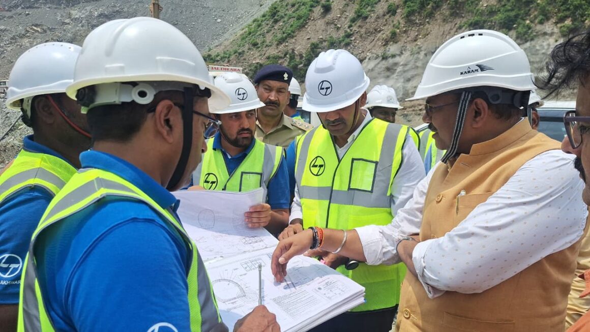 मुख्य सचिव आनन्द बर्द्धन ने किया लखवाड़ बहुउद्देशीय परियोजना का स्थलीय निरीक्षण