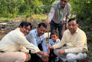 “पेड़ नहीं, आने वाली पीढ़ियों का भविष्य लगा रहे हैं”- बंशीधर तिवारी