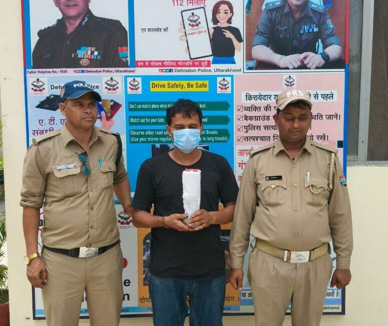 बिना लाइसेंस/परमिट के अपने होटल में शराब पिलाने वाले होटल मालिक को पुलिस ने किया गिरफ्तार