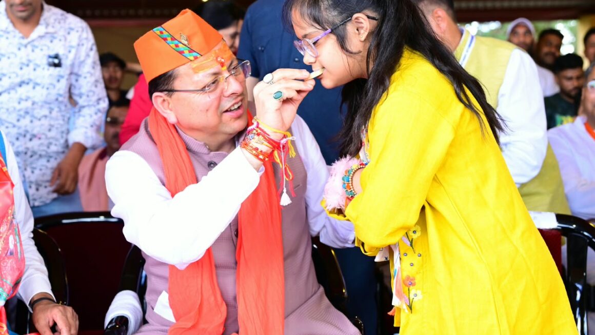 देवीधुरा में 8 मिनट तक चली ऐतिहासिक बग्वाल, फलों-फूलों की बरसात के बीच गूंजे मां वाराही के जयकारे